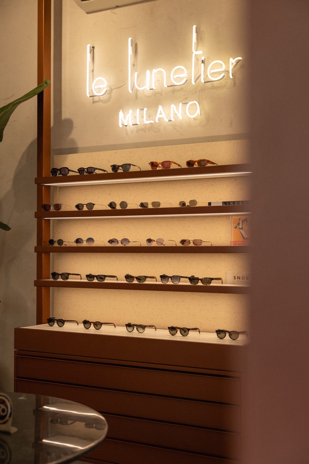 Il corner Le Lunetier Milano con l'insegna al neon